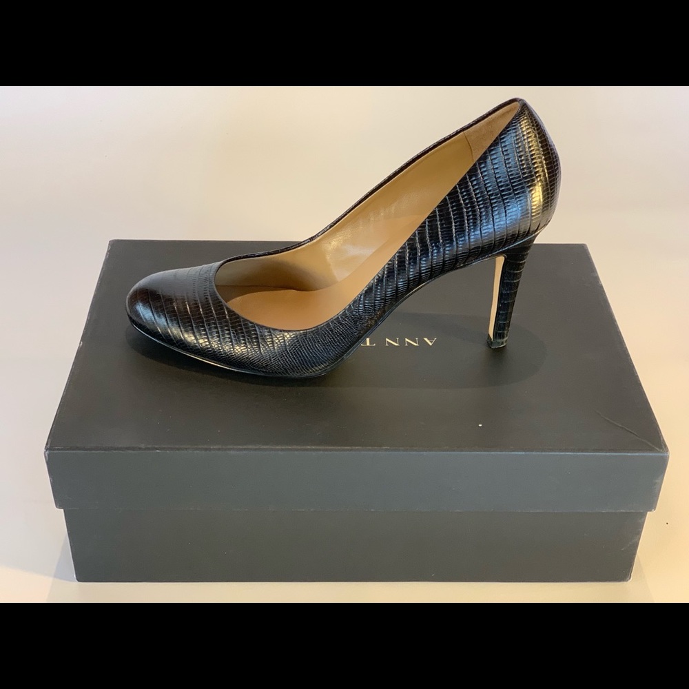 Ann Taylor black pumps